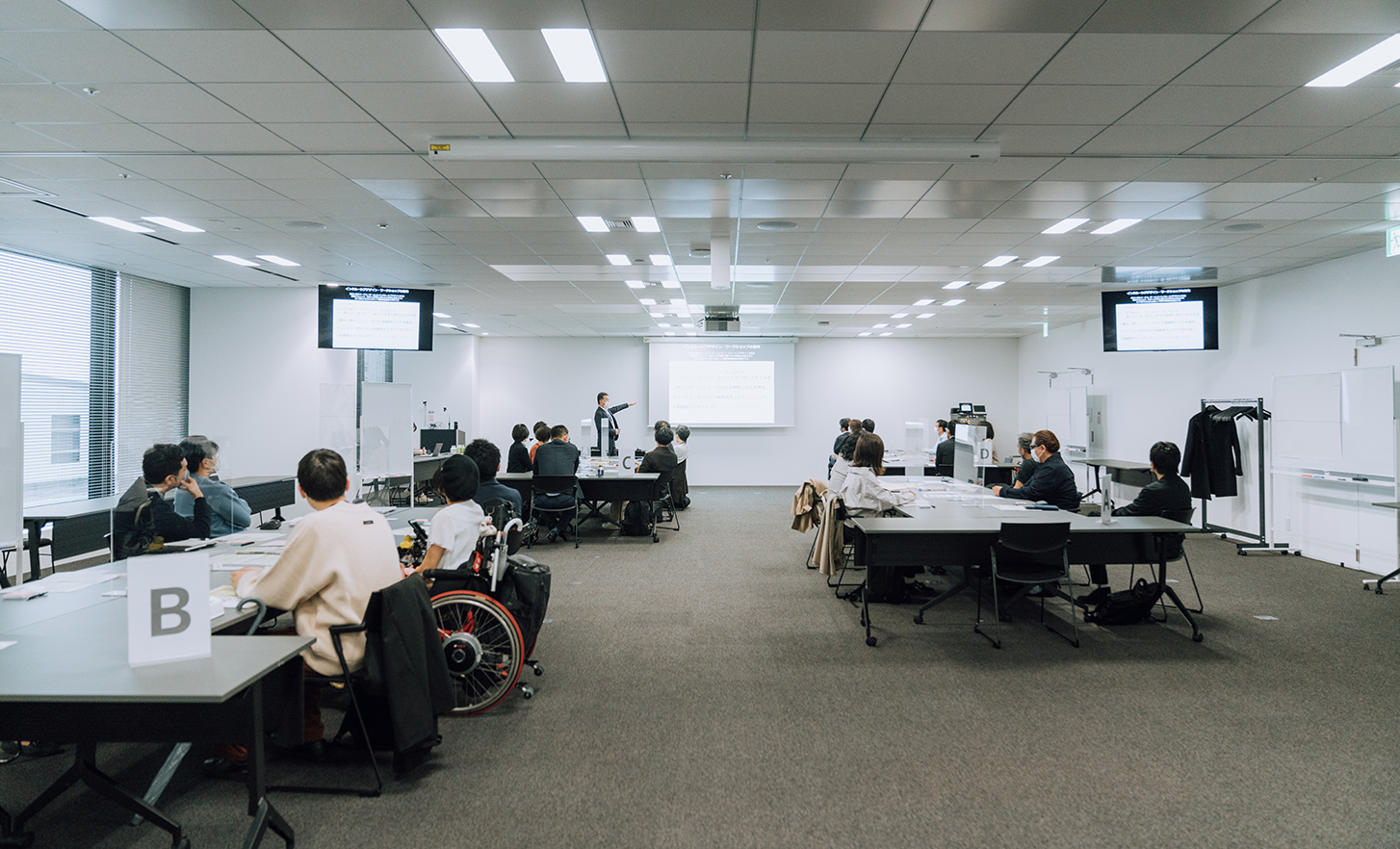 Des employés conduisent un atelier dans une salle de conférence