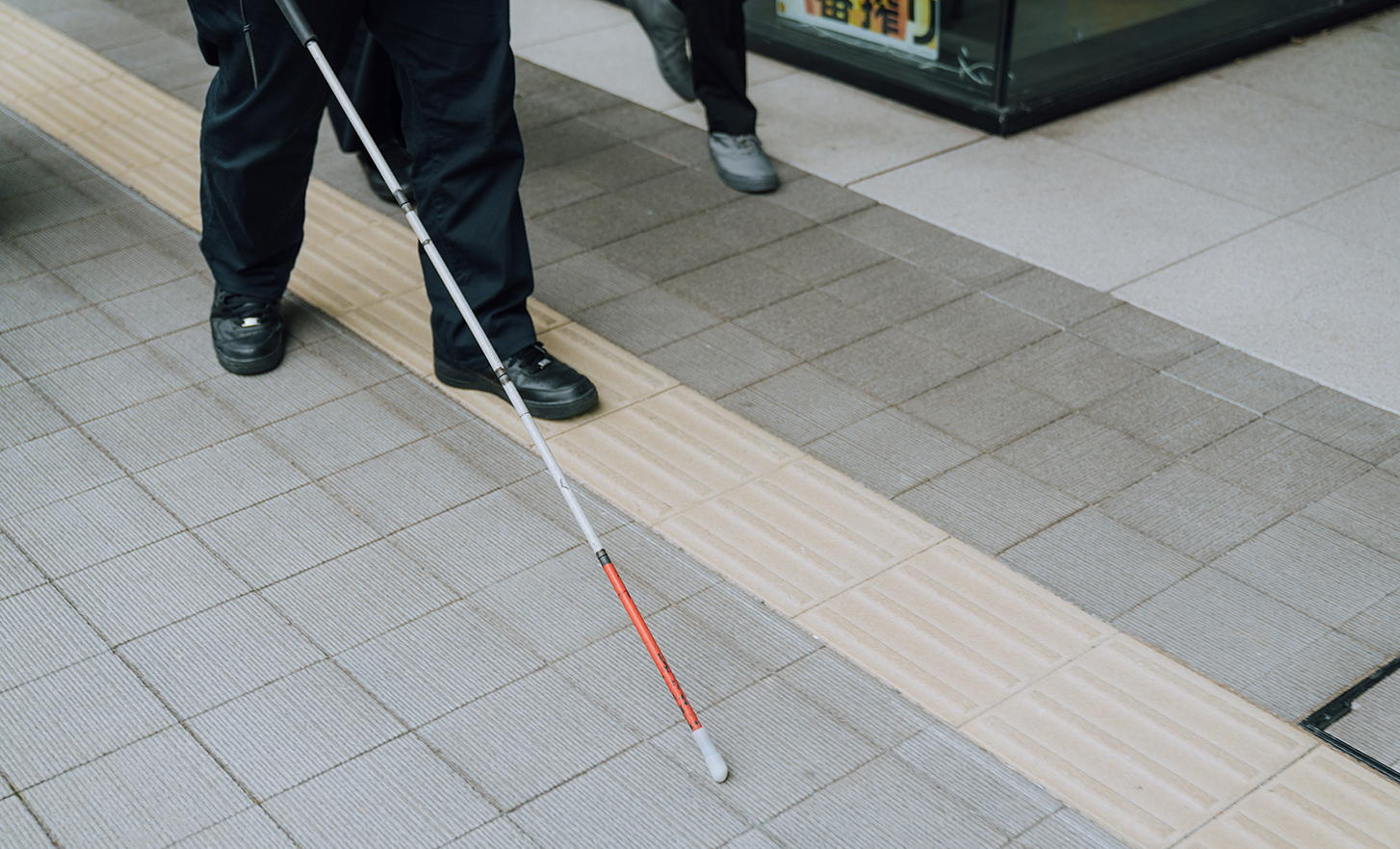 Canne blanche et blocs en braille