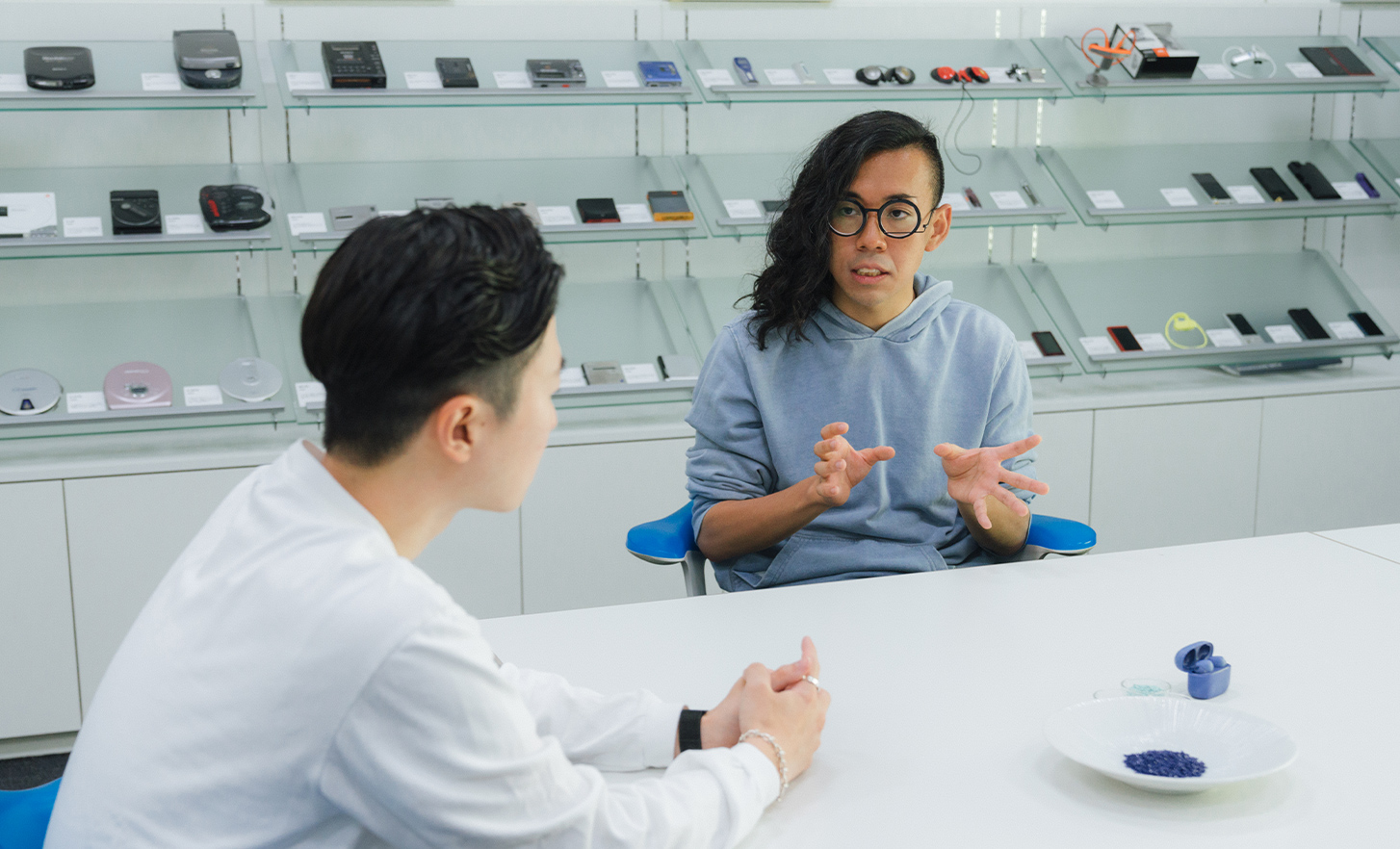 Deux employés en train de discuter