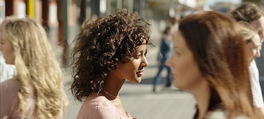 Sample photo of AF tracking the subject even at intersections where other people are passing by